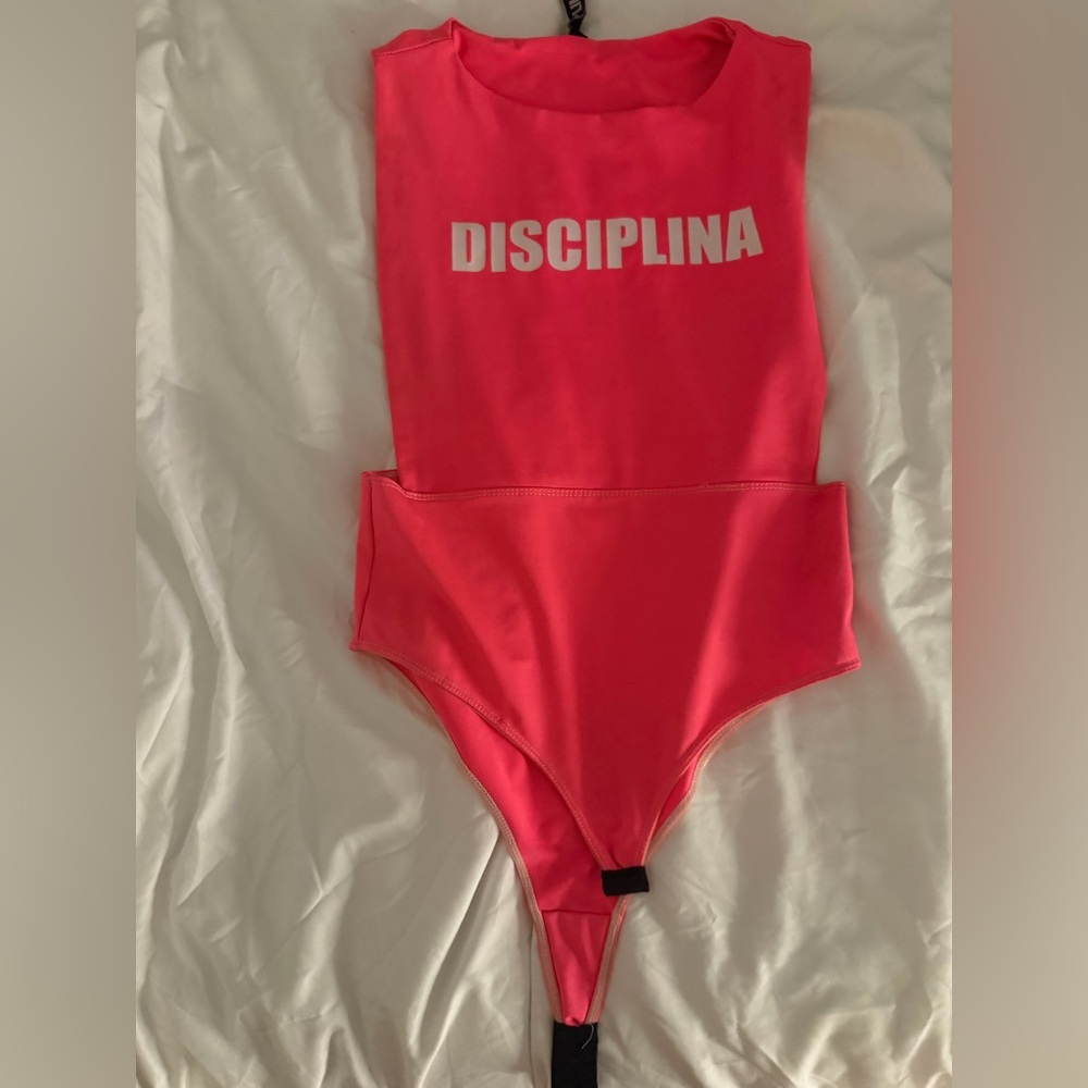 Pink One-Piece Swimsuit with 'DISCIPLINA' Print